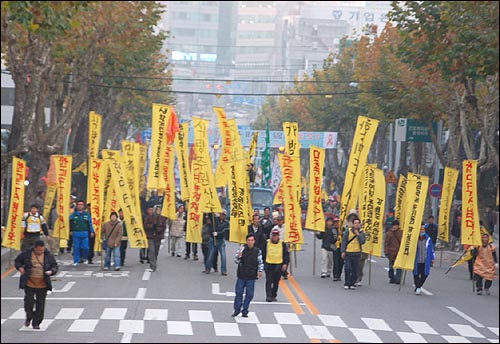 도청을 올라가는 참가자들 